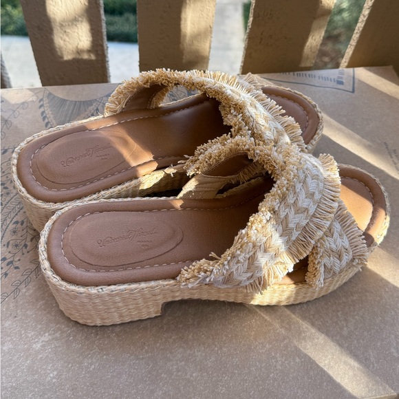 Universal Thread Sandals - Picture 7 of 9